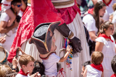 Imágenes de la despedida de los gigantes desde la plaza del Ayuntamiento de Pamplona.