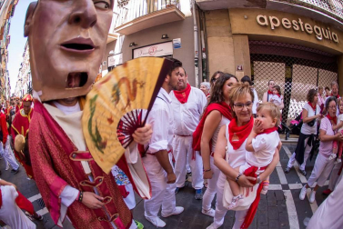 Imágenes de la despedida de los gigantes desde la plaza del Ayuntamiento de Pamplona.