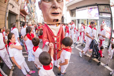 Imágenes de la despedida de los gigantes desde la plaza del Ayuntamiento de Pamplona.