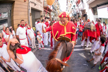Imágenes de la despedida de los gigantes desde la plaza del Ayuntamiento de Pamplona.