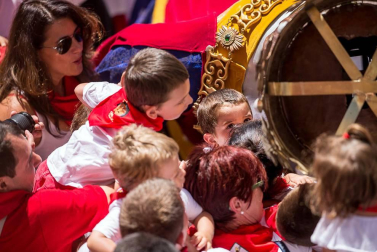 Imágenes de la despedida de los gigantes desde la plaza del Ayuntamiento de Pamplona.