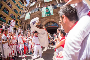 Imágenes de la despedida de los gigantes desde la plaza del Ayuntamiento de Pamplona.