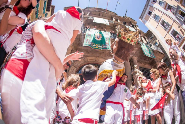 Imágenes de la despedida de los gigantes desde la plaza del Ayuntamiento de Pamplona.