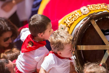 Imágenes de la despedida de los gigantes desde la plaza del Ayuntamiento de Pamplona.