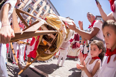 Imágenes de la despedida de los gigantes desde la plaza del Ayuntamiento de Pamplona.