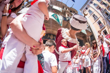 Imágenes de la despedida de los gigantes desde la plaza del Ayuntamiento de Pamplona.