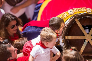 Imágenes de la despedida de los gigantes desde la plaza del Ayuntamiento de Pamplona.