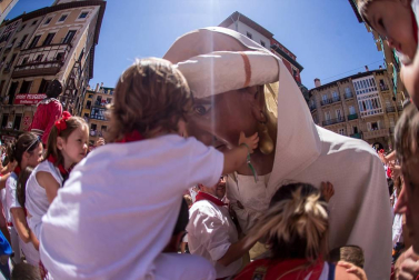 Imágenes de la despedida de los gigantes desde la plaza del Ayuntamiento de Pamplona.