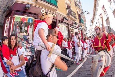 Imágenes de la despedida de los gigantes desde la plaza del Ayuntamiento de Pamplona.