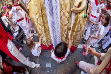 Imágenes de la despedida de los gigantes desde la plaza del Ayuntamiento de Pamplona.