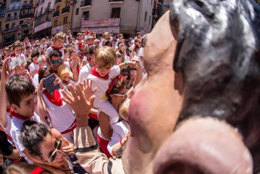 Imágenes de la despedida de los gigantes desde la plaza del Ayuntamiento de Pamplona.