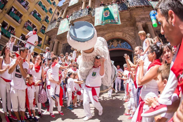 Imágenes de la despedida de los gigantes desde la plaza del Ayuntamiento de Pamplona.