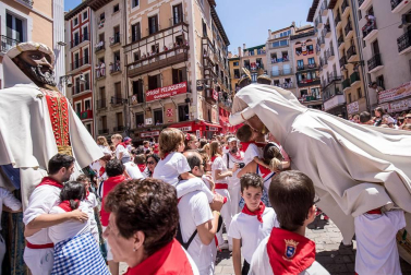 Imágenes de la despedida de los gigantes desde la plaza del Ayuntamiento de Pamplona.