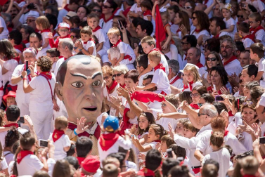 Imágenes de la despedida de los gigantes desde la plaza del Ayuntamiento de Pamplona.