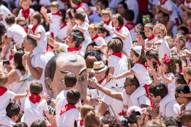 Imágenes de la despedida de los gigantes desde la plaza del Ayuntamiento de Pamplona.