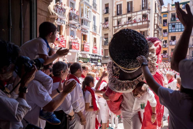 Imágenes de la despedida de los gigantes desde la plaza del Ayuntamiento de Pamplona.