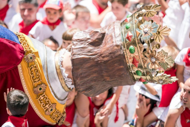 Imágenes de la despedida de los gigantes desde la plaza del Ayuntamiento de Pamplona.
