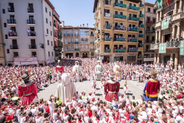 Imágenes de la despedida de los gigantes desde la plaza del Ayuntamiento de Pamplona.