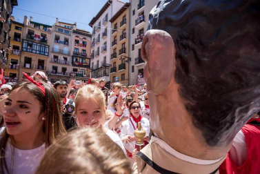Imágenes de la despedida de los gigantes desde la plaza del Ayuntamiento de Pamplona.