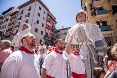 Imágenes de la despedida de los gigantes desde la plaza del Ayuntamiento de Pamplona.