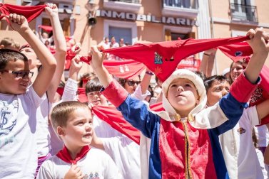 Imágenes de la despedida de los gigantes desde la plaza del Ayuntamiento de Pamplona.