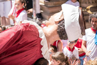 Imágenes de la despedida de los gigantes desde la plaza del Ayuntamiento de Pamplona.