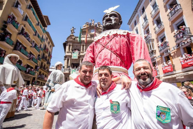 Imágenes de la despedida de los gigantes desde la plaza del Ayuntamiento de Pamplona.