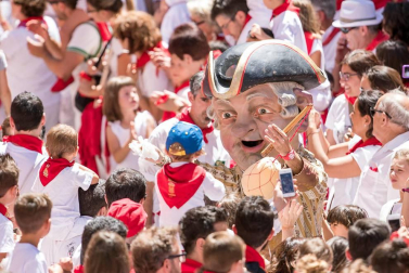 Imágenes de la despedida de los gigantes desde la plaza del Ayuntamiento de Pamplona.