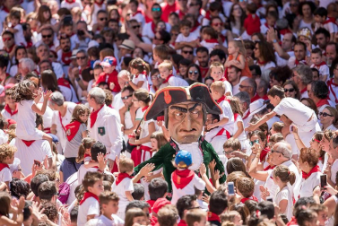 Imágenes de la despedida de los gigantes desde la plaza del Ayuntamiento de Pamplona.