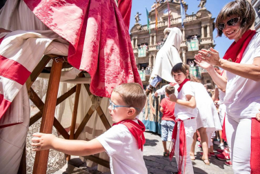 Imágenes de la despedida de los gigantes desde la plaza del Ayuntamiento de Pamplona.