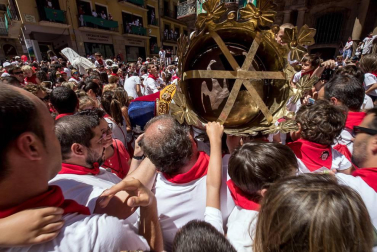 Imágenes de la despedida de los gigantes desde la plaza del Ayuntamiento de Pamplona.