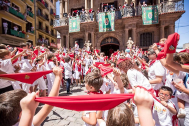 Imágenes de la despedida de los gigantes desde la plaza del Ayuntamiento de Pamplona.