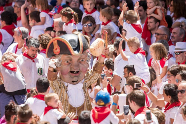 Imágenes de la despedida de los gigantes desde la plaza del Ayuntamiento de Pamplona.