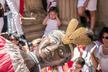 Imágenes de la despedida de los gigantes desde la plaza del Ayuntamiento de Pamplona.