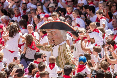 Imágenes de la despedida de los gigantes desde la plaza del Ayuntamiento de Pamplona.