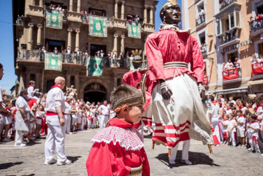 Imágenes de la despedida de los gigantes desde la plaza del Ayuntamiento de Pamplona.
