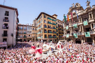 Imágenes de la despedida de los gigantes desde la plaza del Ayuntamiento de Pamplona.