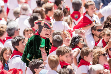 Imágenes de la despedida de los gigantes desde la plaza del Ayuntamiento de Pamplona.