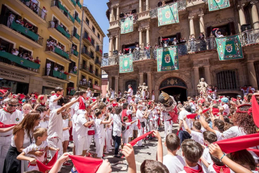 Imágenes de la despedida de los gigantes desde la plaza del Ayuntamiento de Pamplona.
