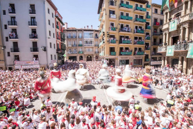 Imágenes de la despedida de los gigantes desde la plaza del Ayuntamiento de Pamplona.