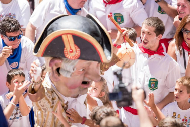 Imágenes de la despedida de los gigantes desde la plaza del Ayuntamiento de Pamplona.