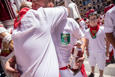 Imágenes de la despedida de los gigantes desde la plaza del Ayuntamiento de Pamplona.
