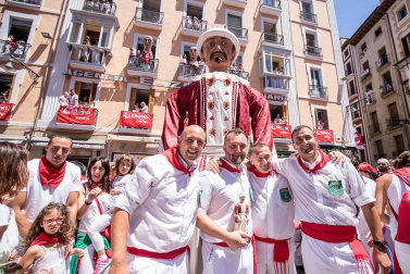 Imágenes de la despedida de los gigantes desde la plaza del Ayuntamiento de Pamplona.