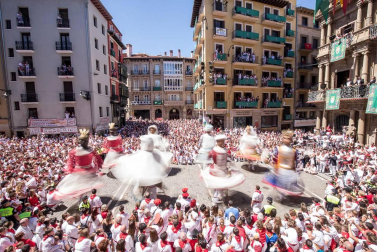 Imágenes de la despedida de los gigantes desde la plaza del Ayuntamiento de Pamplona.