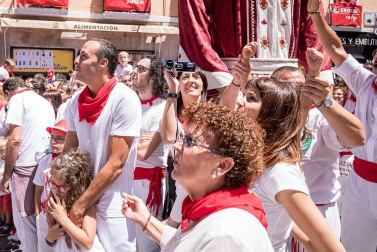 Imágenes de la despedida de los gigantes desde la plaza del Ayuntamiento de Pamplona.