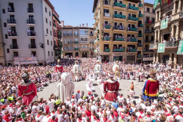 Imágenes de la despedida de los gigantes desde la plaza del Ayuntamiento de Pamplona.