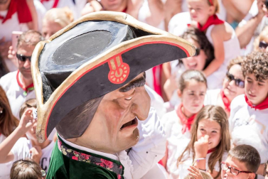 Imágenes de la despedida de los gigantes desde la plaza del Ayuntamiento de Pamplona.