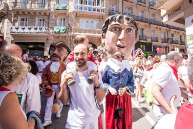 Imágenes de la despedida de los gigantes desde la plaza del Ayuntamiento de Pamplona.