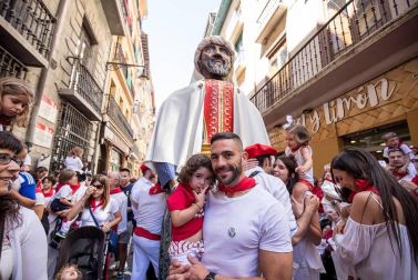 Imágenes de la despedida de los gigantes desde la plaza del Ayuntamiento de Pamplona.