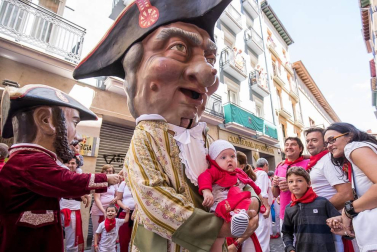 Imágenes de la despedida de los gigantes desde la plaza del Ayuntamiento de Pamplona.
